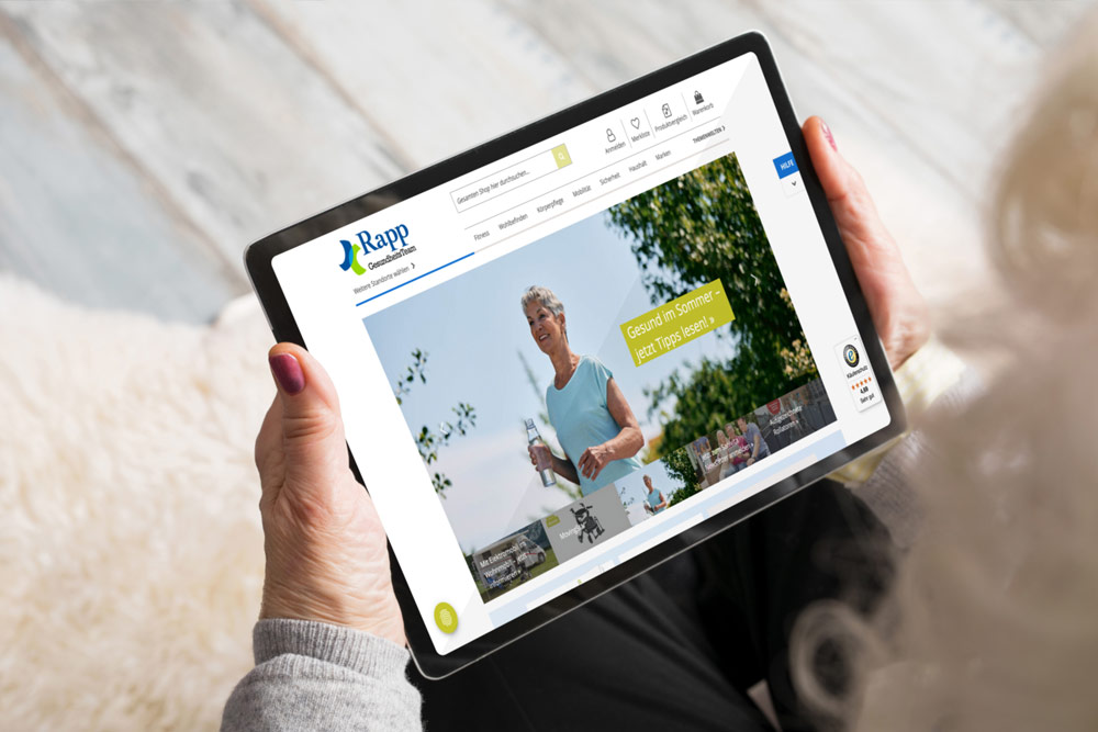Foto einer älteren Dame mit mit iPad