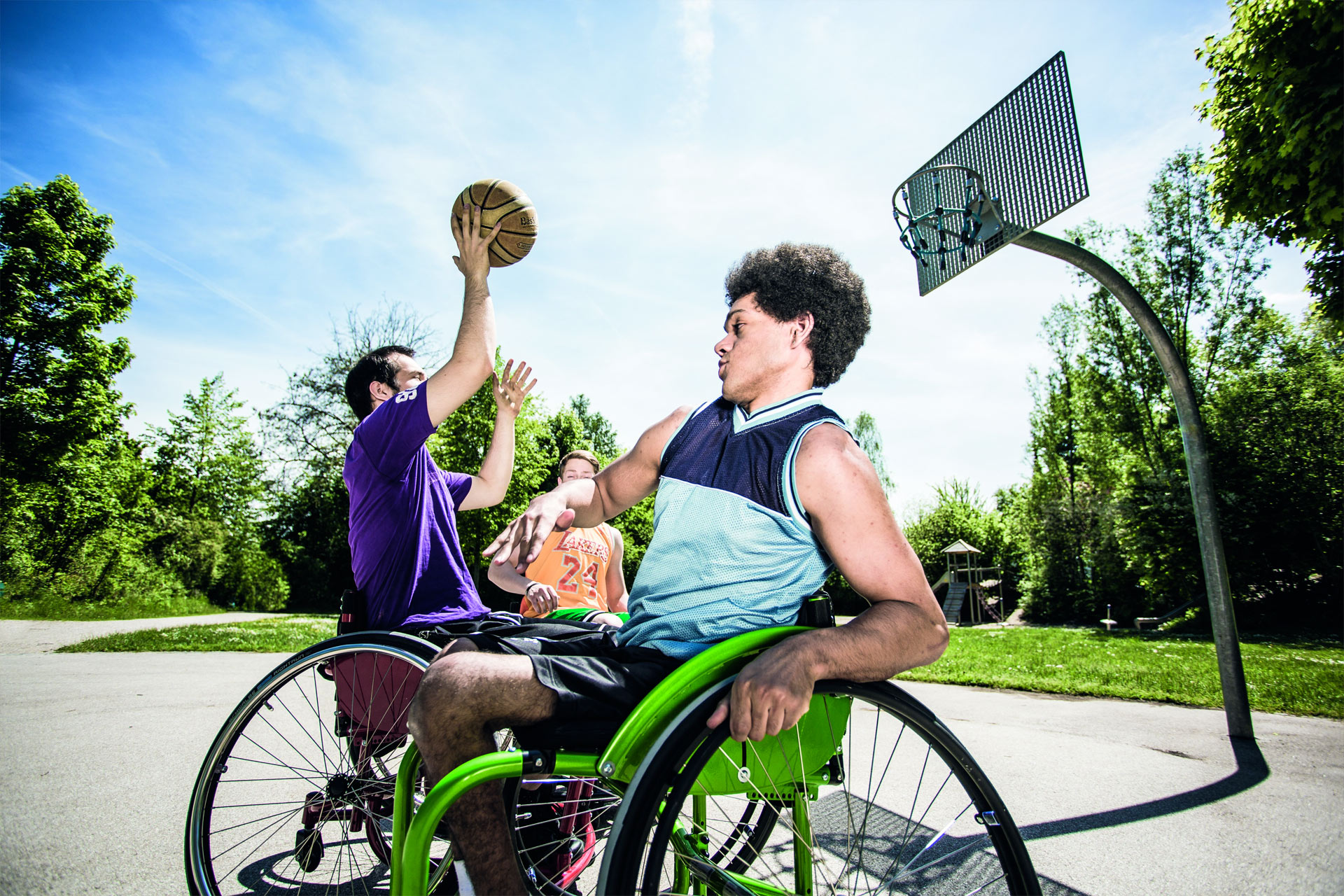 Foto von Parasportlern bei einem Basketballspiel