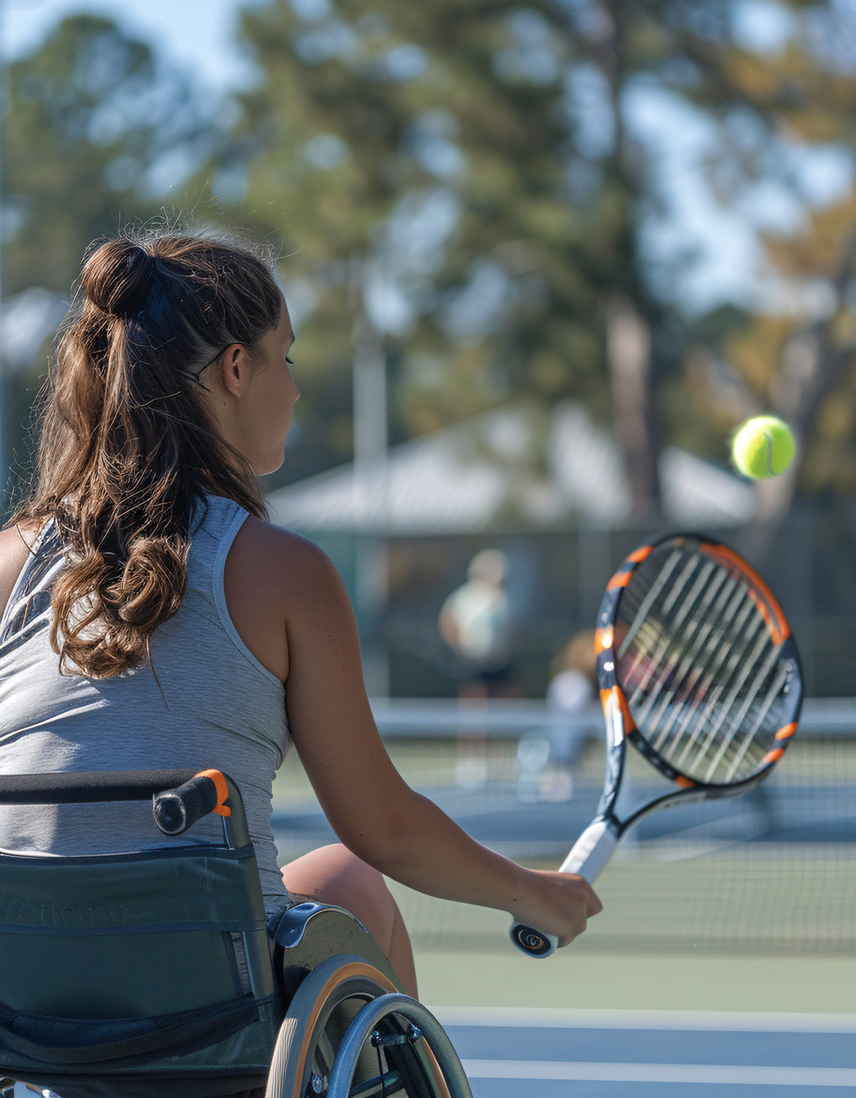 Foto einer Frau im Rollstuhl auf einem Tennisplatz